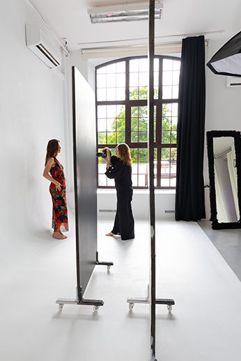 Magia światła w fotografii studyjnej: jak oświetlenie wpływa na finalny efekt